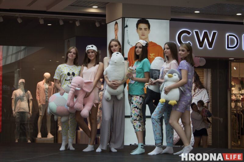 Для школы - афіцыйны стыль, для дома - піжама. У Гродне паказалі модныя лукі для падлеткаў да пачатку восеньскага сезона