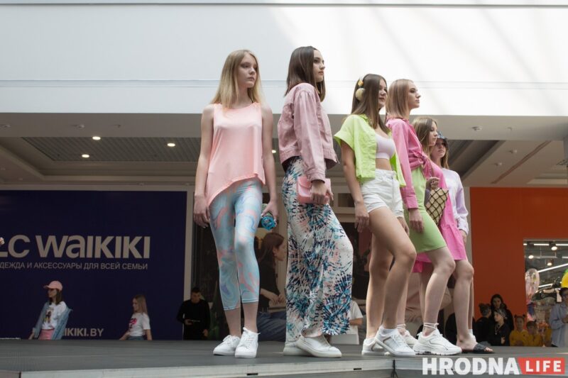 Для школы - афіцыйны стыль, для дома - піжама. У Гродне паказалі модныя лукі для падлеткаў да пачатку восеньскага сезона