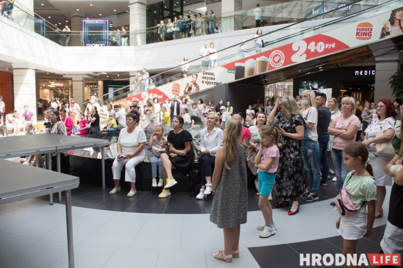 Для школы - афіцыйны стыль, для дома - піжама. У Гродне паказалі модныя лукі для падлеткаў да пачатку восеньскага сезона