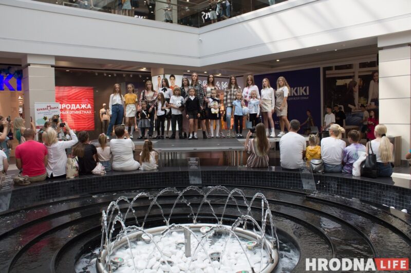 Для школы - афіцыйны стыль, для дома - піжама. У Гродне паказалі модныя лукі для падлеткаў да пачатку восеньскага сезона