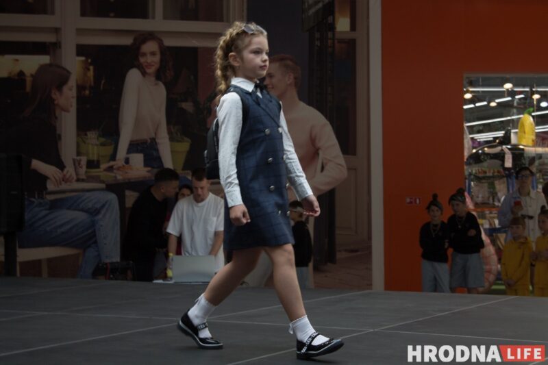 Для школы - афіцыйны стыль, для дома - піжама. У Гродне паказалі модныя лукі для падлеткаў да пачатку восеньскага сезона