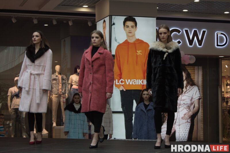 Для школы - афіцыйны стыль, для дома - піжама. У Гродне паказалі модныя лукі для падлеткаў да пачатку восеньскага сезона