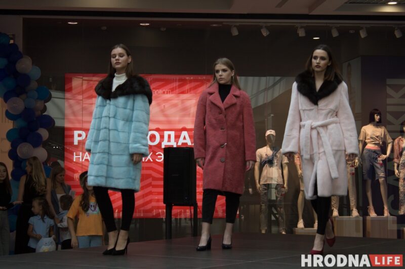 Для школы - афіцыйны стыль, для дома - піжама. У Гродне паказалі модныя лукі для падлеткаў да пачатку восеньскага сезона