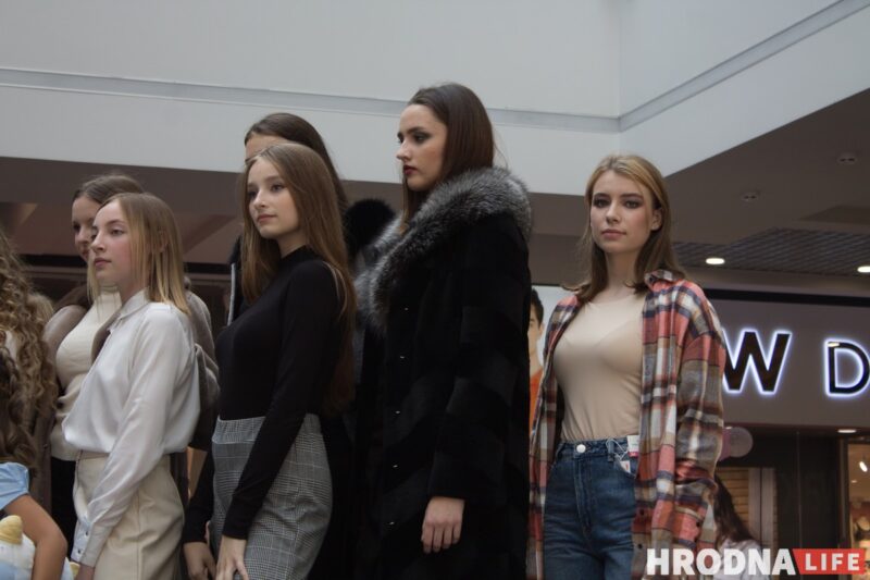 Для школы - афіцыйны стыль, для дома - піжама. У Гродне паказалі модныя лукі для падлеткаў да пачатку восеньскага сезона