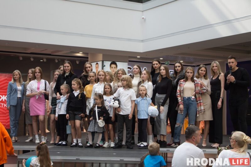 Для школы - афіцыйны стыль, для дома - піжама. У Гродне паказалі модныя лукі для падлеткаў да пачатку восеньскага сезона