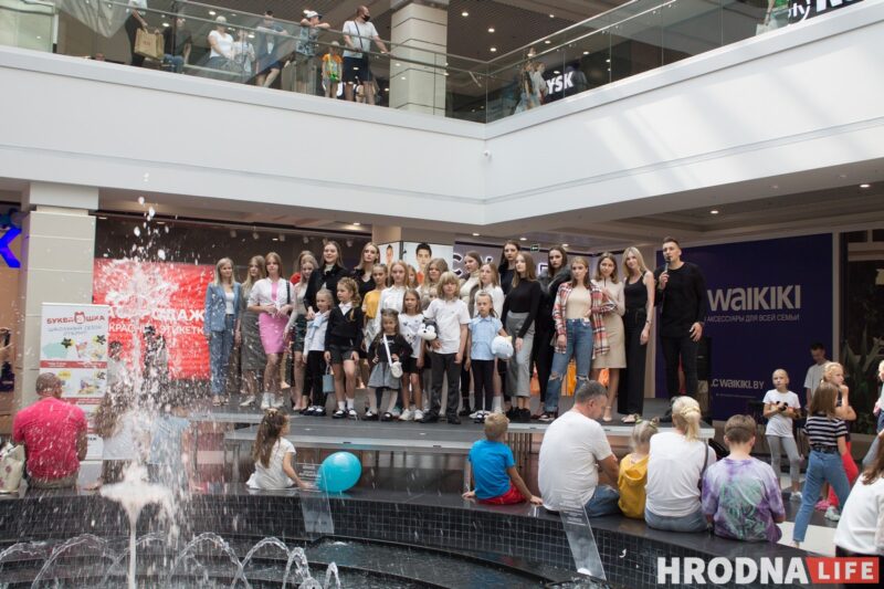 Для школы - афіцыйны стыль, для дома - піжама. У Гродне паказалі модныя лукі для падлеткаў да пачатку восеньскага сезона