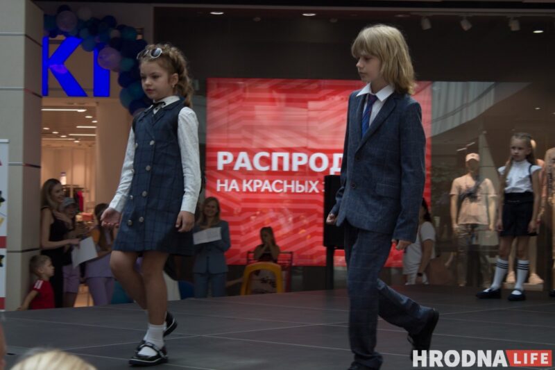 Для школы - афіцыйны стыль, для дома - піжама. У Гродне паказалі модныя лукі для падлеткаў да пачатку восеньскага сезона