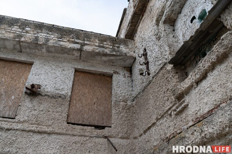 Бясцэнна і амаль бясплатна. 5 фактаў пра Станіславоўскую кафлярну Друцкіх-Любецкіх, якую не могуць прадаць нават са зніжкай