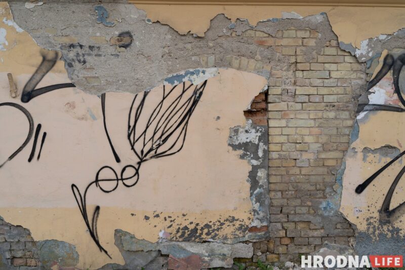 Бясцэнна і амаль бясплатна. 5 фактаў пра Станіславоўскую кафлярну Друцкіх-Любецкіх, якую не могуць прадаць нават са зніжкай