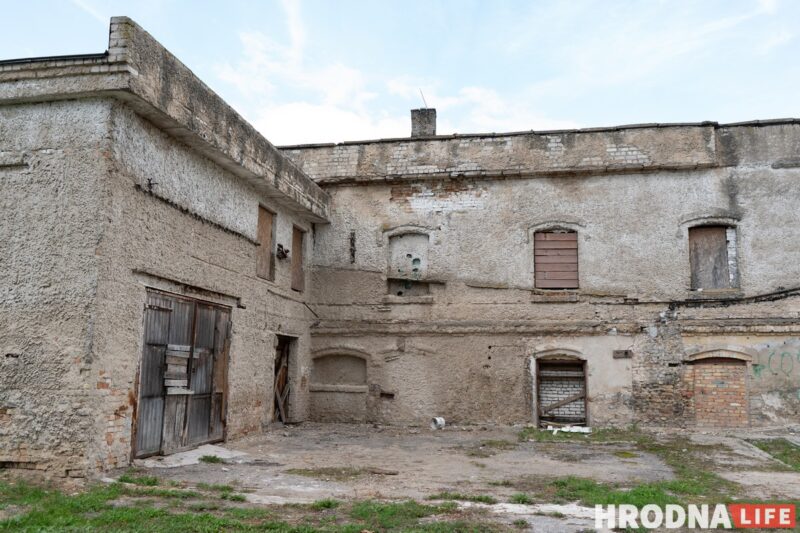 Бясцэнна і амаль бясплатна. 5 фактаў пра Станіславоўскую кафлярну Друцкіх-Любецкіх, якую не могуць прадаць нават са зніжкай