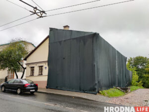 Часть снесут, появится четвертый этаж, но сохранят роспись. В Гродно на Большой Троицкой отреставрируют здание