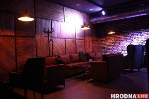 Темные тона, кирпичные стены и гранитные подоконники. В Гродно открылся новый бар в стиле LOFT