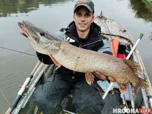 Рыбалка - тяжёлый труд. Мастер спорта по рыбной ловле рассказал, как хобби привело к мировым победам Евгений Бурбицкий с одним из рыбацких трофеев - щукой