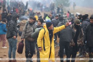 Ночью “только прилетел камень”, Литва вводит чрезвычайное положение, но “все законно”. Что известно о ситуации с мигрантами на границе