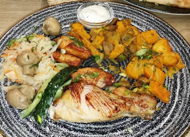 “Не только про еду”. Гродненские гурманы и рестораторы рассказали, почему любят гастрофесты Гастрофестиваль "Страны мира" проходит в Гродно. На фото: часть сета из ресторана "Гараж"