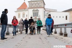 Неприступный Старый замок: Аня в инвалидной коляске попала только в один зал, Лера с ДЦП боялась спускаться по лестнице без перил Неприступный Старый замок: Аня в инвалидной коляске попала только в один зал, Лера с ДЦП боялась спускаться по лестнице без перил