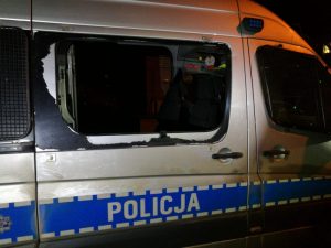 Группа в 200 человек и выбитое стекло в машине полиции. Мигранты продолжают прорываться в Польшу