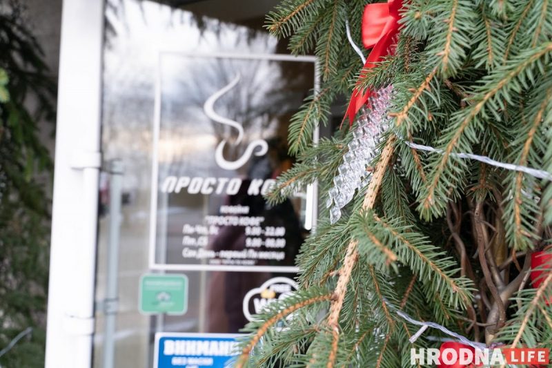 Снеговики за “решеткой” и прошлогодние подарки под ёлкой. Как украшают Гродно к Новому, 2022 году