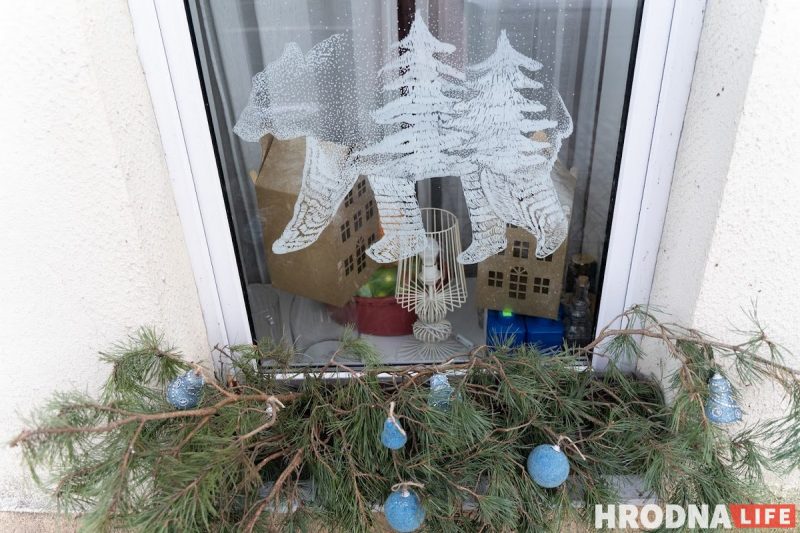 Снеговики за “решеткой” и прошлогодние подарки под ёлкой. Как украшают Гродно к Новому, 2022 году