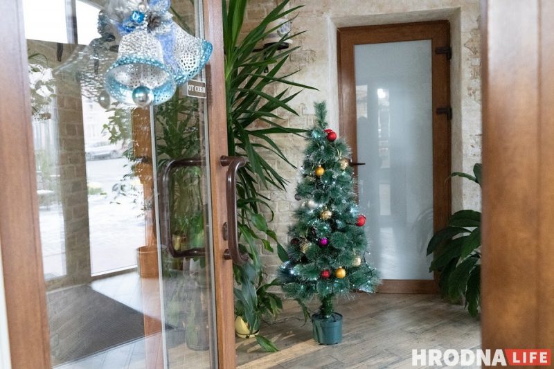 Снеговики за “решеткой” и прошлогодние подарки под ёлкой. Как украшают Гродно к Новому, 2022 году