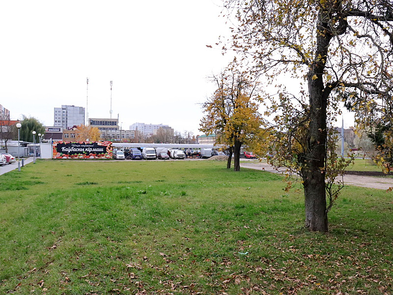 На Девятовке построят ресторан возле скульптур из "Белых рос". Город хочет за участок больше $15 тысяч (обновлено)