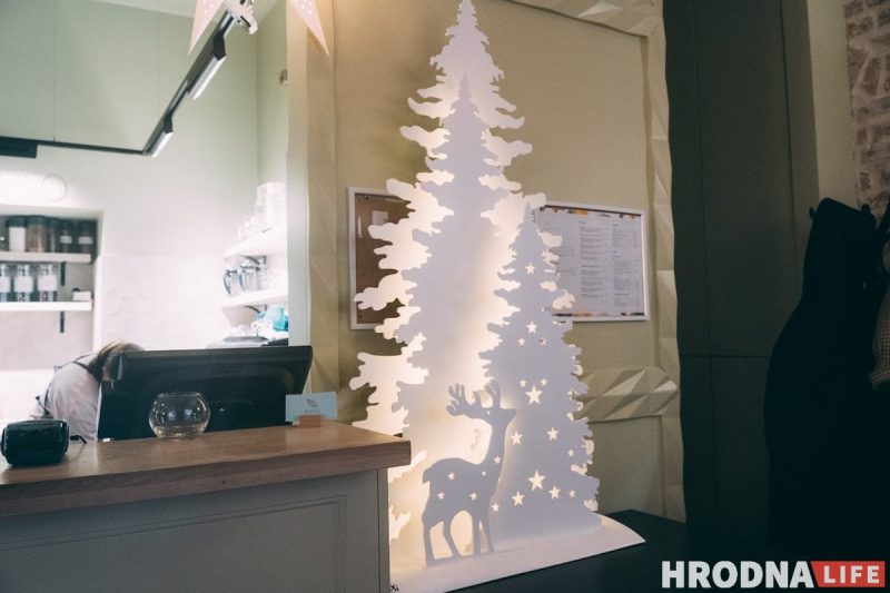 Снеговики за “решеткой” и прошлогодние подарки под ёлкой. Как украшают Гродно к Новому, 2022 году