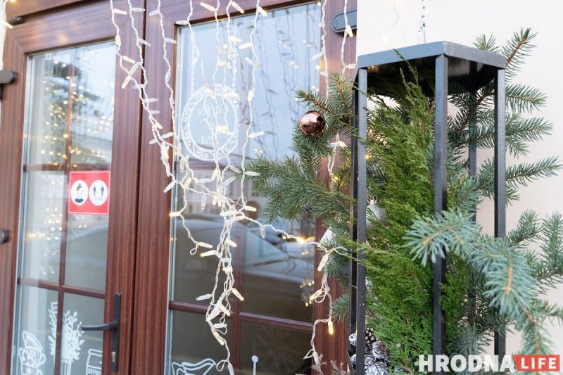 Снеговики за “решеткой” и прошлогодние подарки под ёлкой. Как украшают Гродно к Новому, 2022 году