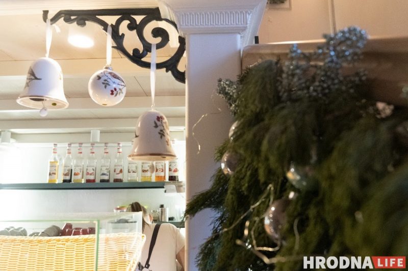 Снеговики за “решеткой” и прошлогодние подарки под ёлкой. Как украшают Гродно к Новому, 2022 году