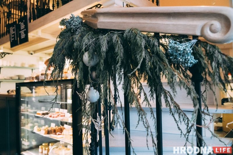 Снеговики за “решеткой” и прошлогодние подарки под ёлкой. Как украшают Гродно к Новому, 2022 году