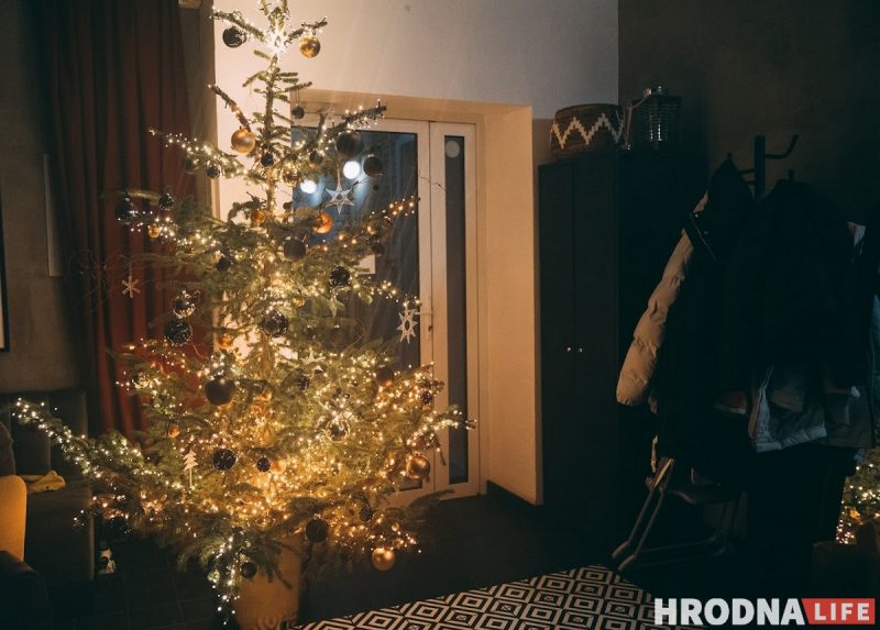 Снеговики за “решеткой” и прошлогодние подарки под ёлкой. Как украшают Гродно к Новому, 2022 году