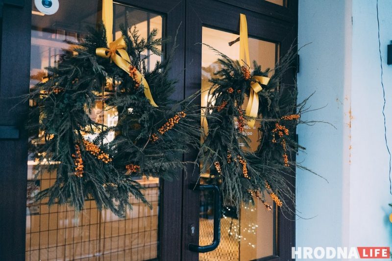 Снеговики за “решеткой” и прошлогодние подарки под ёлкой. Как украшают Гродно к Новому, 2022 году