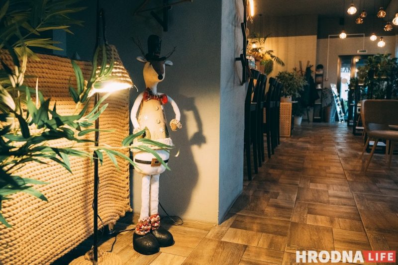 Снеговики за “решеткой” и прошлогодние подарки под ёлкой. Как украшают Гродно к Новому, 2022 году