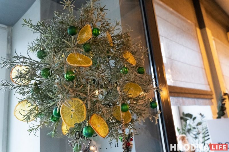 Снеговики за “решеткой” и прошлогодние подарки под ёлкой. Как украшают Гродно к Новому, 2022 году