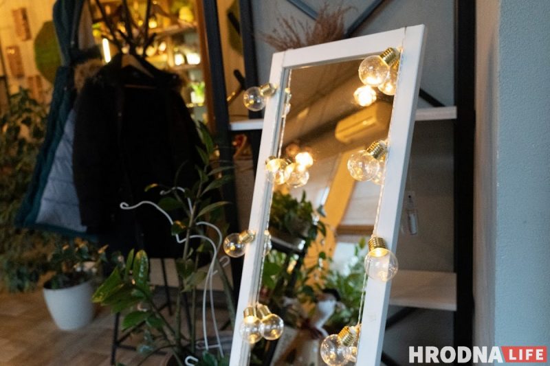 Снеговики за “решеткой” и прошлогодние подарки под ёлкой. Как украшают Гродно к Новому, 2022 году