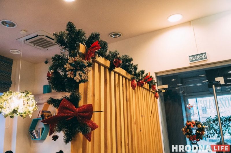 Снеговики за “решеткой” и прошлогодние подарки под ёлкой. Как украшают Гродно к Новому, 2022 году