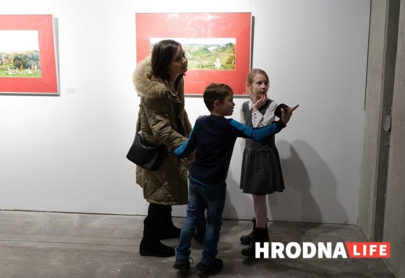 "Что в три года рисовал, то и сейчас”. Художник Павел Татарников привёз в Гродно ретроспективную выставку