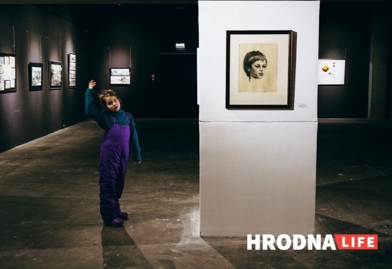 "Что в три года рисовал, то и сейчас”. Художник Павел Татарников привёз в Гродно ретроспективную выставку