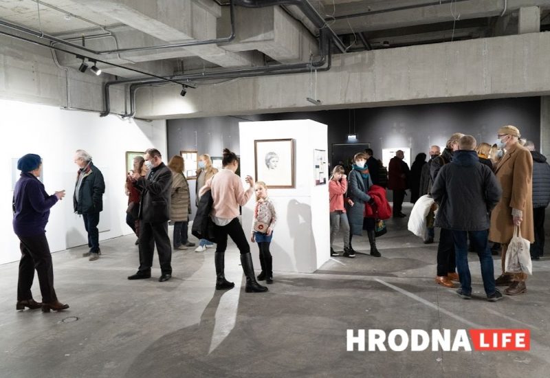 "Что в три года рисовал, то и сейчас”. Художник Павел Татарников привёз в Гродно ретроспективную выставку