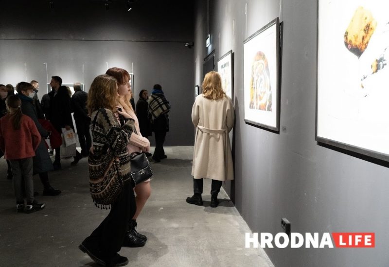 "Что в три года рисовал, то и сейчас”. Художник Павел Татарников привёз в Гродно ретроспективную выставку