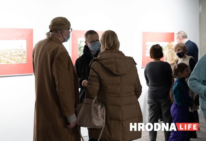 "Что в три года рисовал, то и сейчас”. Художник Павел Татарников привёз в Гродно ретроспективную выставку