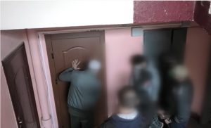 Вынесли первый приговор по “делу Зельцера”. Кому в Гродно грозит такое же наказание? Милиция у двери айишника Андрея Зельцера. Скриншот Hrodna.life