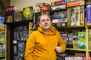 "Грустно, неприятно, но правильно”. В Гродно закрывается первый магазин-клуб настольных игр "Кубик” Антон Янковский, основатель магазина-клуба "Кубик" перед закрытием. Фото: Hrodna.life