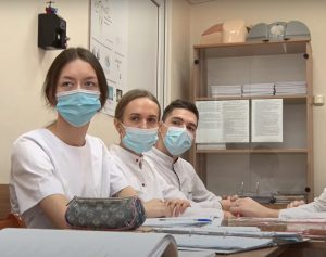 "Отправили спасать мир". Гродненские студентки рассказали, как работают в поликлиниках и почему не отправляют на тесты