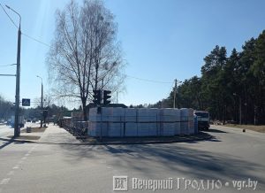 Кафе с террасой на крыше начали строить у входа в Пышки. Но в этом году отдохнуть там не получится Кафе с террасой на крыше начали строить у входа в Пышки. Но в этом году отдохнуть там не получится