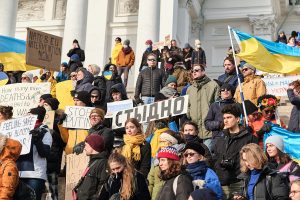 Вина выжившего и коллективная ответственность: почему белорусы чувствуют стыд за войну в Украине и что с ним делать