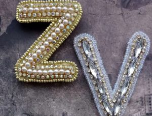 Русофобские взгляды, биологическое оружие, “расшатать Беларусь”. Что говорят о войне в Украине чиновники, спортсмены и провластные активисты Такие брошки появились у Светланы Варяницы. Фото: героини