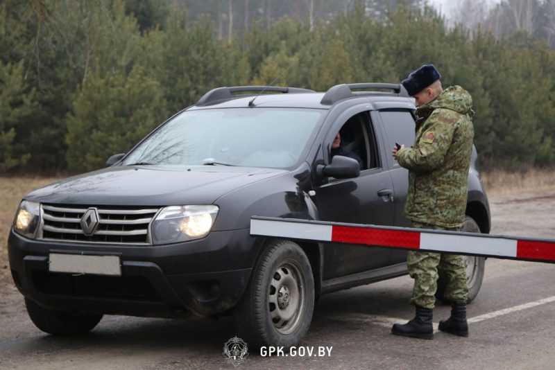 Для граждан Латвии и Литвы ввели безвиз. Но только на месяц Пограничник проверяет документы гражданина на границе