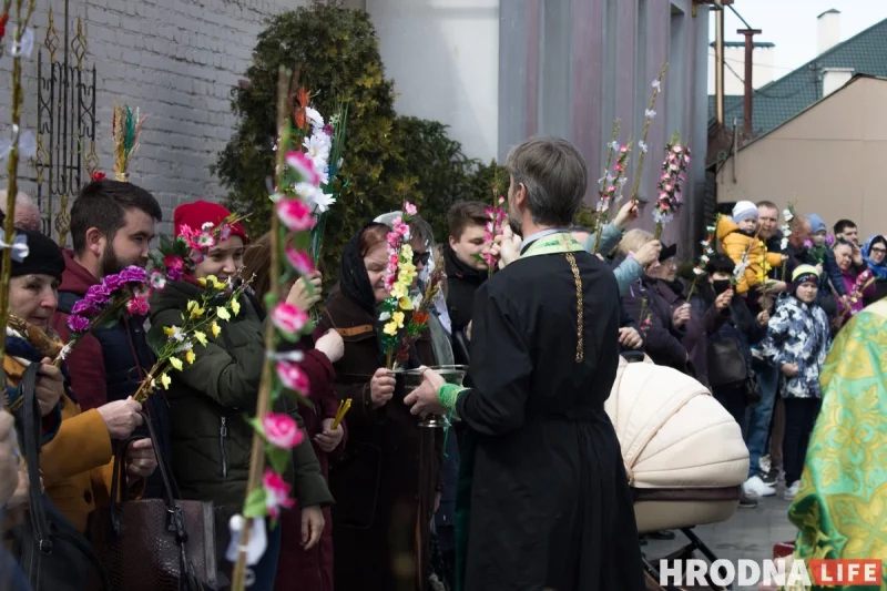 З беларускімі "коцікамі" замест пальмавых галінак. Праваслаўныя ў Гродне адзначылі Вербную нядзелю