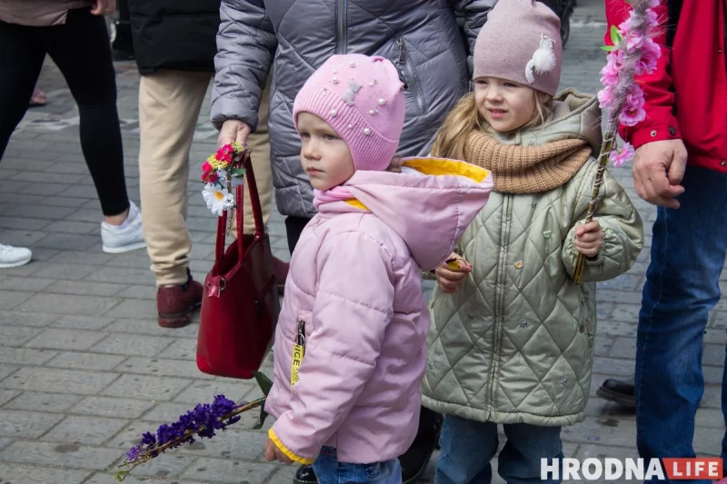 З беларускімі "коцікамі" замест пальмавых галінак. Праваслаўныя ў Гродне адзначылі Вербную нядзелю