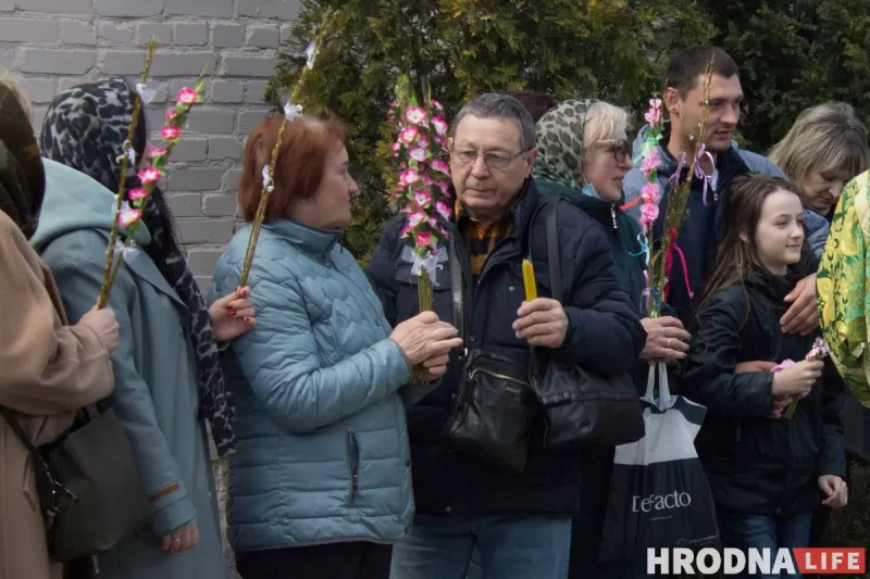 З беларускімі "коцікамі" замест пальмавых галінак. Праваслаўныя ў Гродне адзначылі Вербную нядзелю